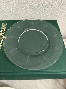 8 VINTAGE DURCHSICHTIGE GEÄTZTE 7 1/2" SALAT/WÜSTENTELLER MIT BLUMENDESIGN GEÄTZTEM RAND. - Bild 1 von 7
