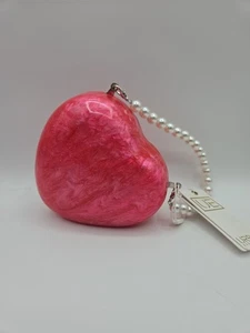 Mini clutch/brucería/muñequera rígida en forma de corazón URBAN EXPRESSIONS nueva con etiquetas imitación perla - Imagen 1 de 9
