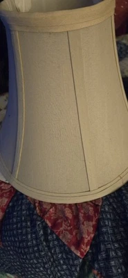Pantalla plisada de tela y latón estilo tambor beige de 8" de alto usada en excelente estado Foto 1 de 4