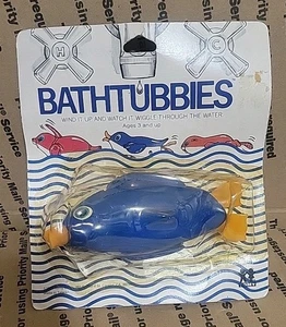 TOMY 1974 BathTubbies Aufzieh Pinguin blau auf Karte einige Verpackungsschäden  - Bild 1 von 8
