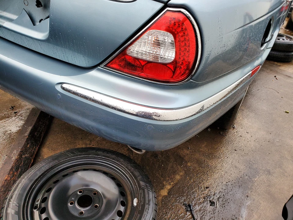 PARAGOLPES TRASERO DERECHO JAGUAR XJ8 XJR VANDEN PLAS 2004-2005-2006-2007 MOLDURA CROMADA Foto 1 de 1