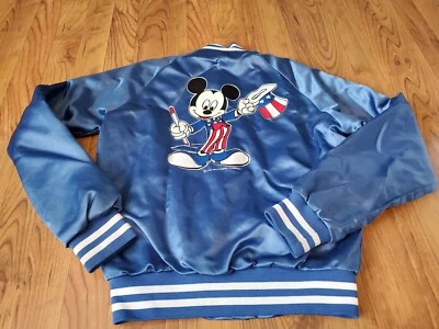 Jaqueta Varsity Cetim Vintage Anos 80/90 Linha Giz Disney Mickey Mouse Tamanho XS/S EUA - Imagem 1 de 4