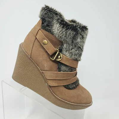 Botines de cuña Fergie marrón tostado de gamuza y piel 7M con cremallera lateral esquimal Foto 1 de 4