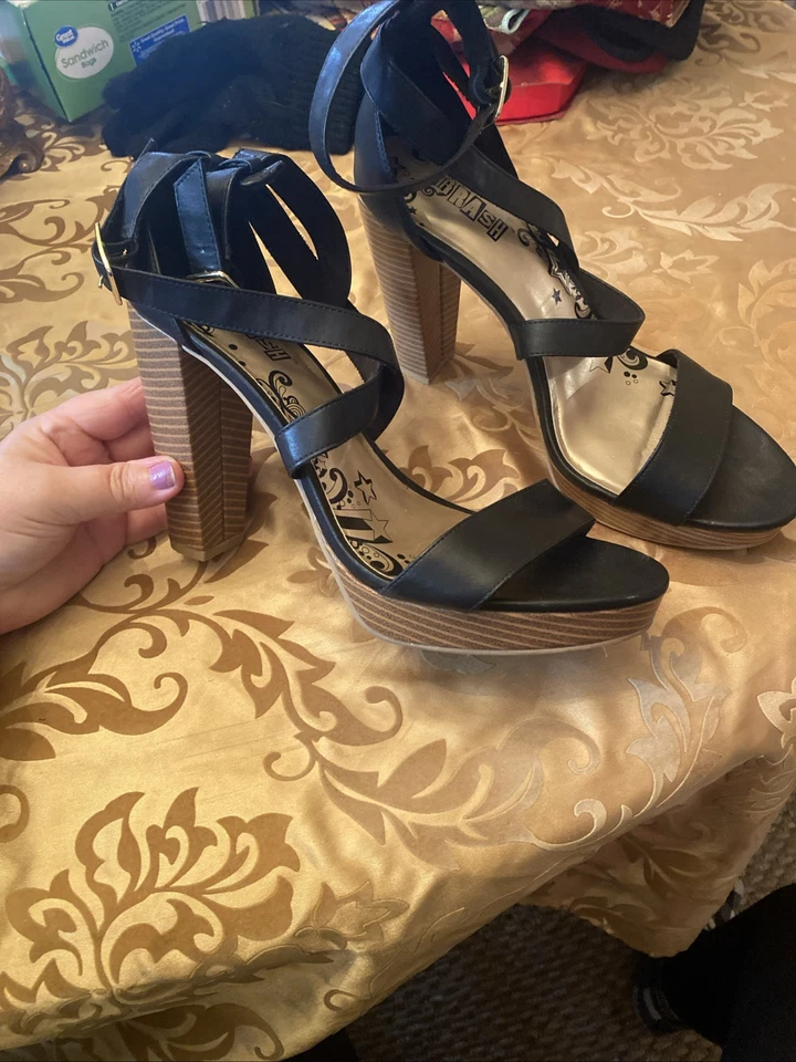 Brash - Tacones altos negros con tiras elegantes talla 10 - Usados en excelente estado - Sin caja - Clásicos Foto 1 de 4