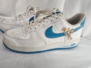 Space Jam Nike Air Force 1 '07 Low Hare bianco blu DJ7998-100 taglia 10 - Foto 1 di 21