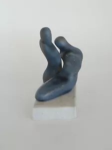 Amor - una pareja abrazándose - dos humanos abrazando piedra sobre base de mármol usado en excelente estado firmado - Imagen 1 de 8