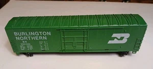 BN eighty's Bachmann HO-Scale Train Car 51' Steel Reefer Burlington Northern - Picture 1 of 19