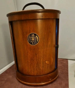 PYRAT RUM RUND HOLZ BUDDA KOFFER MIT SCHIEBETÜR, VITRINENSTÜCK - Bild 1 von 6