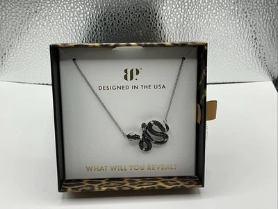 Collar Serpiente Indómita Fiesta Bomba NK78020 Silbido de Oscuridad Chapado en Rodio Foto 1 de 3