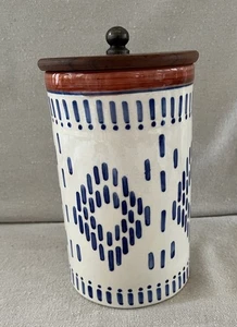 Elfenbein und Blau Keramik 8 Zoll Hoch Kanister mit Holzdeckel - Bild 1 von 6