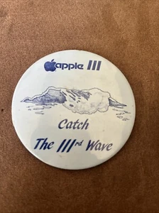Vintage 80s Apple Computer Employee Pin Back Button Apple III /// Catch the Wave - Afbeelding 1 van 3