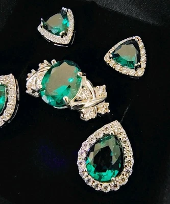 Anillo y pendientes de esmeralda enchapados en platino (pera y trillón) Foto 1 de 4