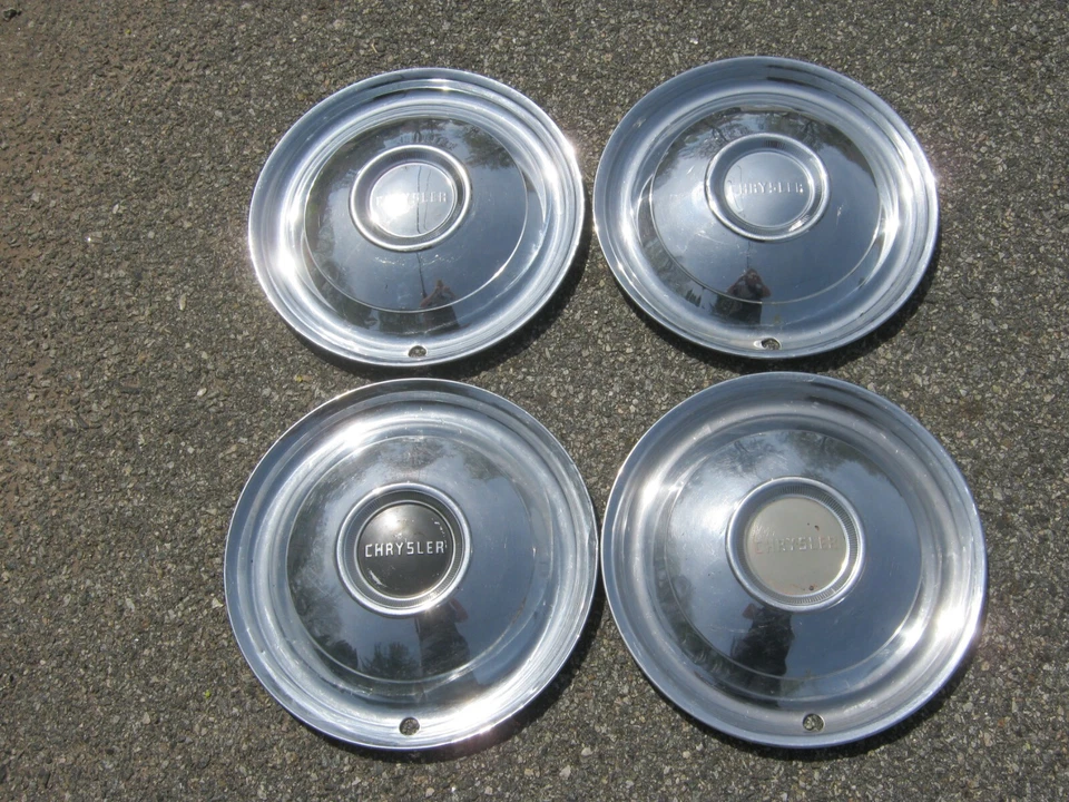 Tapacubos originales de fábrica 1950 Chrysler Saratoga Windsor cubiertas de rueda Foto 1 de 4