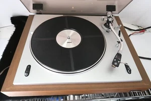 Funktionierender, Yamaha YP-701 Plattenspieler mit neuem Riemen drauf und Bedienungsanleitung - Bild 1 von 8