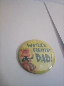 Pin on Anstecker "WORLD'S GREATEST DAD!"   2,25" bunte Button Pin KOSTENLOSER VERSAND - Bild 1 von 2