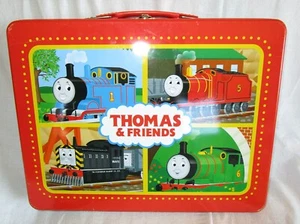 DE COLECCIÓN 2002 THOMAS TANK & FRIENDS BRIT METAL TREN COCHE ESTUCHE SOPORTE 14"x10"x 2" - Imagen 1 de 5