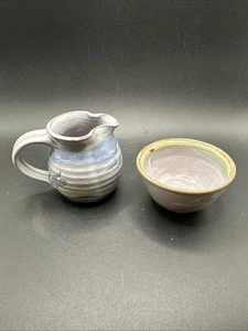 Tater Knopf Kunstkeramik 3,25" Krug Milchkännchen blau lila Farben mit 3" Schüssel - Bild 1 von 7