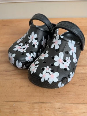 Crocs BAYA Negro Florado Toque De Rosa Blanco Flores Darling Talla M-4, W-6 Foto 1 de 4