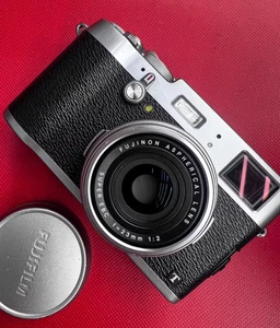 Cámara digital Fujifilm X100T, plateada (16,3 MP) con batería y cargador SD - Imagen 1 de 7