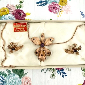 Juego de pendientes y broches colgantes de orquídea Bugbee & Niles vintage - años 40 cobre y ame - Imagen 1 de 10