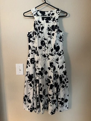 Vestido American Living Negro Blanco Floral Ajuste y Acampanado S 4 Sin Mangas Forrado en Algodón Foto 1 de 4