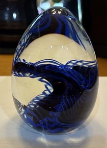 1989 Mark Chapman Cobalt Blue & Black Swirl Glass Egg Paperweight Vintage - Picture 1 of 9