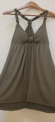 Top sin mangas Rue21 para mujer con sujetador incorporado, verde con correas de camuflaje, talla M Foto 1 de 3