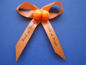 1972 NYC HALLOWEEN TRICK OR TREAT BOOBS BREAST TITS ORNAMENT RIBBON PIN GAG JOKE - Picture 1 of 9