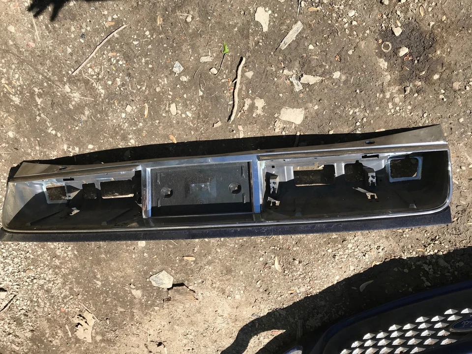 91 92 93 Buick Riviera Tail Light Lamp Housing Finish Panel License Plate Trim - Image 1 of 2