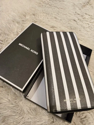 Cartera MK con cremallera Foto 1 de 3