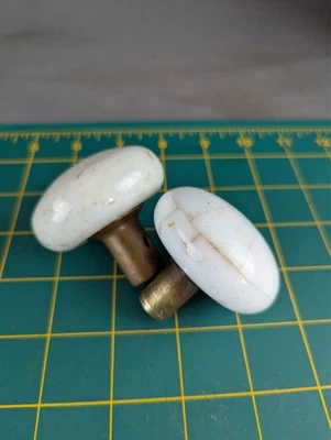 2 件古董白色瓷门把手门把手黄铜颈 2 1/8 英寸宽 (A) — 第 1/4 张图片