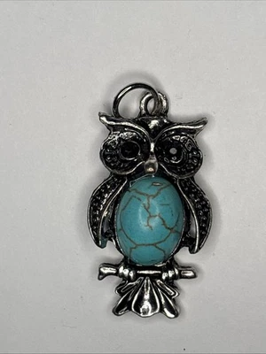 Búho tono estaño con colgante de piedra turquesa sintética Foto 1 de 3