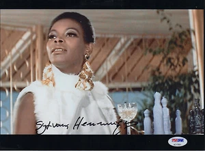 007 : SYLVANA HENRIQUES SIGNED "ON HER MAJESTY'S SECRET SERVICE" PHOTO PSA - Picture 1 of 2