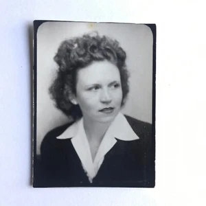 Snapshot Photo Original Vintage Photo Booth Photobooth Portrait Woman - SB732 - Picture 1 of 1