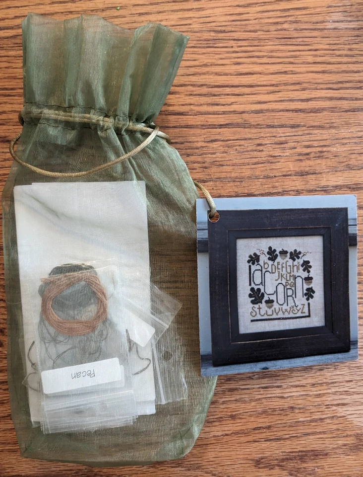 Gráfico de punto de cruz Bent Creek "Acorn" solo con hilos restantes Foto 1 de 1