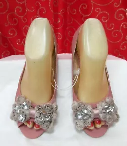 NUEVA CASA DE MUÑECAS SURI TALLA 6.5 ROSA TEXTIL PEEP TOE FORMA CORAZÓN ARCO DE ESTRÁS PLANOS - Imagen 1 de 10