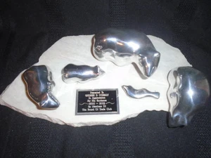 HOSELTON RARE PRESENTATION PIECE 4 BEARS ON ICE FLOW SIGNED $375 RETAIL - Picture 1 of 12