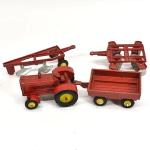 Tractor agrícola rojo de juguete fundido a presión Tootsie de colección con disco de carro y arado - Imagen 1 de 9
