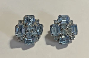 Par de pendientes con clip de diamantes de imitación azul helado copo de nieve tono plateado de colección - Imagen 1 de 11