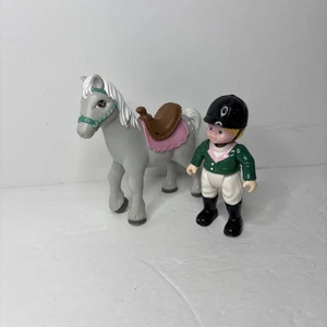 Fisher Price liebevolle Familie Pferd & Reiter Traum Puppenhaus Stall grau Pony Figur - Bild 1 von 7