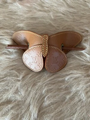 Auténtico alfiler de pelo Louis Vuitton piel de becerro marrón mariposa barette difícil de encontrar apreciado Foto 1 de 4