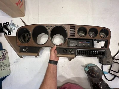 1976-1977 Toyota Celica RA24/29 painel moldura completa com bandeja de cinzas, medidores, aberturas - Imagem 1 de 4