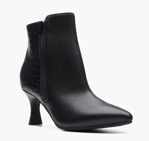 Clarks® Damen 8,5 WIDE Kataleyna™ Glow Pfennigabsatz Bootie in Schwarz - Bild 1 von 7