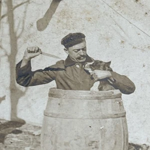 Seltsame antike Schrankkarte Mann im Fass mit Hund & Messer -- A1 - Bild 1 von 7