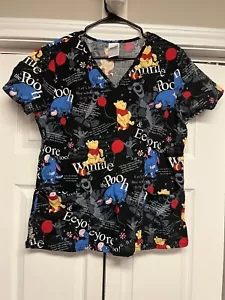 DISNEY WINNIE THE POOH & FRIENDS NERO MULTICOLORE SCRUB TOP DONNA TAGLIA M - Foto 1 di 3
