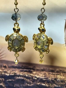 Schildkröte Ohrhänger - Gold / Grau Schildkröte Ohrringe - Sea Life Schildkröte Handarbeit - Bild 1 von 5