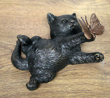 Bronzefigur liegende Katze spielt mit Schmetterling Kätzchen Skulptur Dekoration