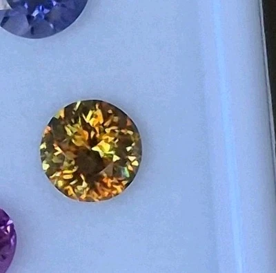 Piedra preciosa Esfena brillante corte redondo lleno de fuego de Pakistán 1,00 quilates Foto 1 de 4