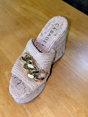 Casadei 41 EU, 9.5 U.S. Cuña Plataforma Tacones Cadena Dorada Tejido Rafia Nuevo Sin Caja Foto 1 de 4