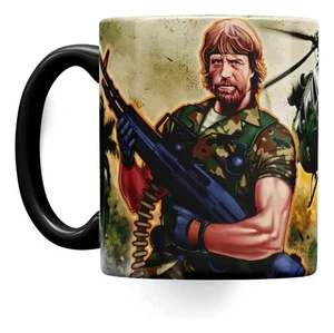 CHUCK NORRIS - FALTA EN ACCIÓN - DESAPARECIDO EN ACCIÓN - TAZA CERÁMICA NUEVA - Imagen 1 de 2